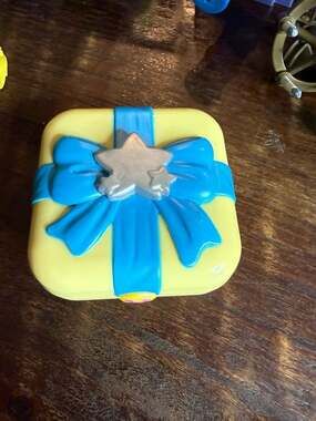 2018 Mattel Polly Pocket Hidden Hideouts Unicorn Utopia Yellow Present Compact